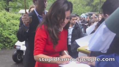 Cheryl_Cole_talks_to_fans_in_New_York_City_mp40007.jpg