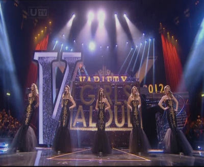 Girls_Aloud_-_The_Promise_-_Royal_Variety_Performance_-_3rd_Dec_12-snoop-GAM-_mpg0018.jpg