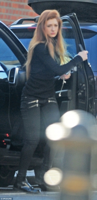 Nicola_outside_a_London_Studio_01_03_15_28129.jpg