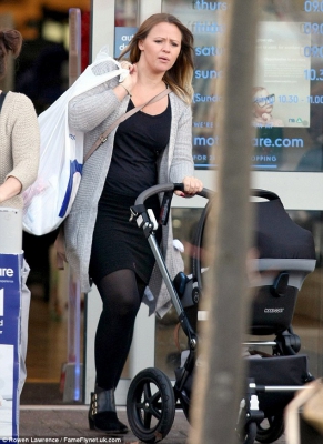 Kimberley_steps_out_for_shopping_trip_with_baby_son_Bobby_13_11_14_28129.JPG