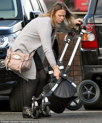 Kimberley_steps_out_for_shopping_trip_with_baby_son_Bobby_13_11_14_28229.JPG
