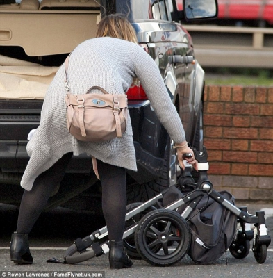 Kimberley_steps_out_for_shopping_trip_with_baby_son_Bobby_13_11_14_28529.JPG