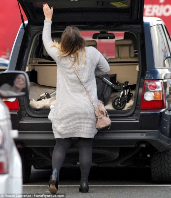 Kimberley_steps_out_for_shopping_trip_with_baby_son_Bobby_13_11_14_28829.JPG