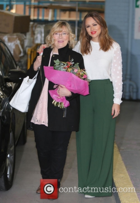 Kimberley_Walsh_looked_slender_in_a_pair_of_green2C_wide-legged_trousers_on_Friday_morning2C_when_she_presented_a_slot_for_This_Morning_on_ITV_13_03_15_282129.jpg