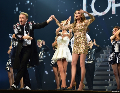 Nadine_Coyle_bow_at_the_curtain_call_during_the_Gala_Performance_of_Lord_Of_The_Dance_Dangerous_Games_at_The_Dominion_Theatre_17_03_15_282829.jpg