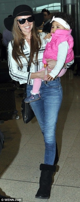 Nadine_Coyle_swapped_Sunset_Beach_for_the_Emerald_Isle_after_jetting_into_Dublin_with_her_family_on_Friday_afternoon_27_03_15_28329.jpg