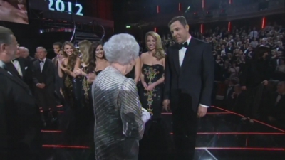 Queen_meets_One_Direction_and_Girls_Aloud_at_The_Royal_Variety_Performance_mp40153.jpg