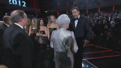 Queen_meets_One_Direction_and_Girls_Aloud_at_The_Royal_Variety_Performance_mp40159.jpg