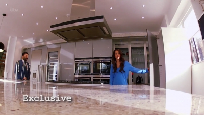 Behind_The_Scenes_Of_Cheryl_Fernandez-Versini_In_Get_Out_Of_Me_Ear21_-_Saturday_Night_Takeaway_mp40118.jpg