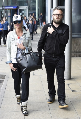 Sarah_visit_the_Coronation_street_studios_before_she_starts_filming_next_month_08_04_15_28729.jpg
