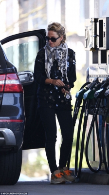 Sarah_Harding_was_spotted_filling_up_her_tank_at_a_petrol_station_in_London_06_04_15_28129.jpg
