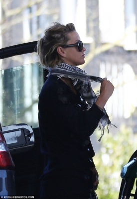 Sarah_Harding_was_spotted_filling_up_her_tank_at_a_petrol_station_in_London_06_04_15_28229.jpg