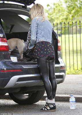 Sarah_Harding_is_pictured_at_a_local_pet_shop_in_Primrose_Hill_07_05_15_281029.jpg