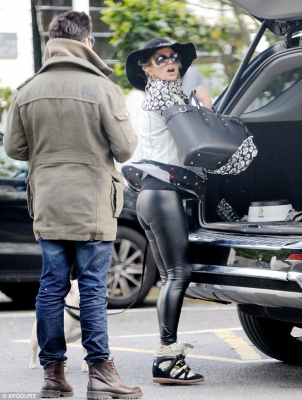 Sarah_Harding_is_pictured_at_a_local_pet_shop_in_Primrose_Hill_07_05_15_28129.jpg
