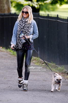 Sarah_Harding_is_pictured_at_a_local_pet_shop_in_Primrose_Hill_07_05_15_283129.jpg