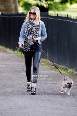 Sarah_Harding_is_pictured_at_a_local_pet_shop_in_Primrose_Hill_07_05_15_283229.jpg