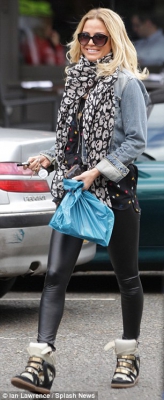 Sarah_Harding_is_pictured_at_a_local_pet_shop_in_Primrose_Hill_07_05_15_28829.jpg