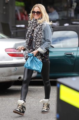Sarah_Harding_out_in_Primrose_Hill_07_05_15_284329.jpg