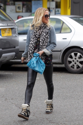 Sarah_Harding_out_in_Primrose_Hill_07_05_15_284529.jpg