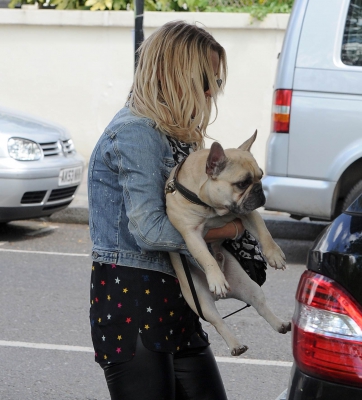 Sarah_Harding_out_in_Primrose_Hill_07_05_15_284629.jpg