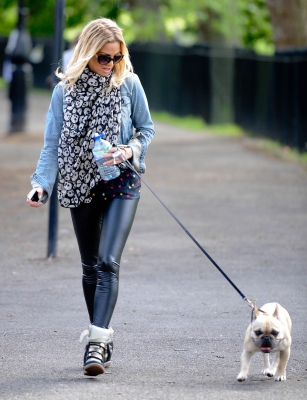 Sarah_Harding_out_in_Primrose_Hill_07_05_15_285129.jpg