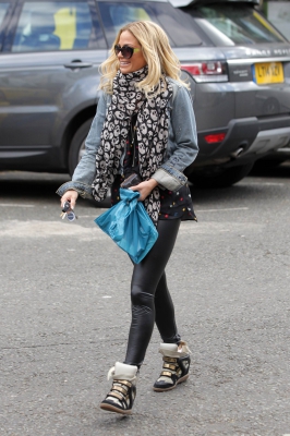 Sarah_Harding_out_in_Primrose_Hill_07_05_15_285329.jpg