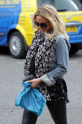 Sarah_Harding_out_in_Primrose_Hill_07_05_15_285829.jpg