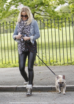 Sarah_Harding_out_in_Primrose_Hill_07_05_15_285929.jpg