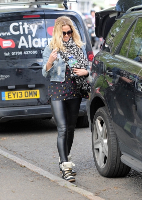 Sarah_Harding_out_in_Primrose_Hill_07_05_15_286129.jpg