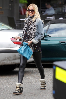 Sarah_Harding_out_in_Primrose_Hill_07_05_15_286429.jpg
