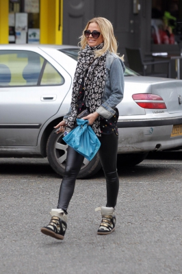 Sarah_Harding_out_in_Primrose_Hill_07_05_15_286729.jpg