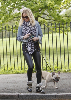 Sarah_Harding_out_in_Primrose_Hill_07_05_15_286929.jpg