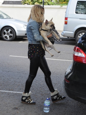 Sarah_Harding_out_in_Primrose_Hill_07_05_15_287129.jpg