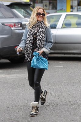 Sarah_Harding_out_in_Primrose_Hill_07_05_15_287229.jpg