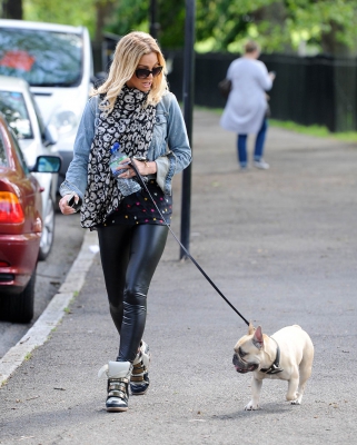 Sarah_Harding_out_in_Primrose_Hill_07_05_15_287429.jpg