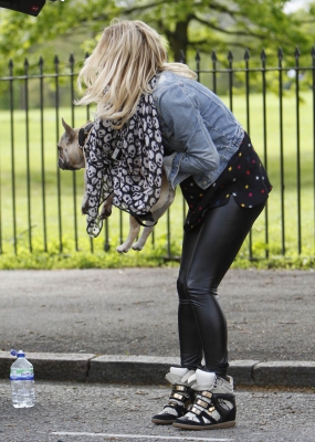 Sarah_Harding_out_in_Primrose_Hill_07_05_15_287529.jpg