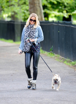 Sarah_Harding_out_in_Primrose_Hill_07_05_15_287729.jpg