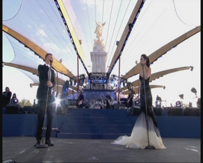 Cheryl_Cole___Gary_Barlow_-_Need_You_Now_-_Diamond_Jubilee_Concert_04_06_12_cherylcole_ru_mpg0051.jpg