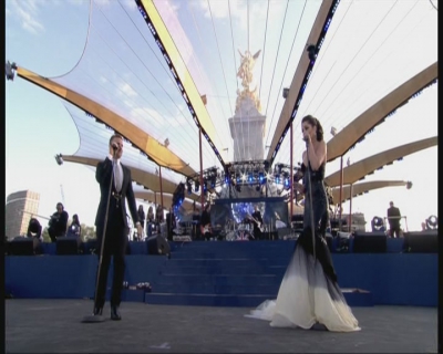 Cheryl_Cole___Gary_Barlow_-_Need_You_Now_-_Diamond_Jubilee_Concert_04_06_12_cherylcole_ru_mpg0072.jpg