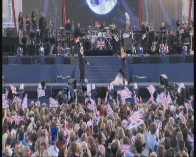 Cheryl_Cole___Gary_Barlow_-_Need_You_Now_-_Diamond_Jubilee_Concert_04_06_12_cherylcole_ru_mpg0083.jpg