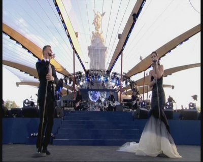 Cheryl_Cole___Gary_Barlow_-_Need_You_Now_-_Diamond_Jubilee_Concert_04_06_12_cherylcole_ru_mpg0088.jpg