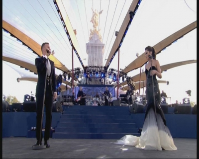 Cheryl_Cole___Gary_Barlow_-_Need_You_Now_-_Diamond_Jubilee_Concert_04_06_12_cherylcole_ru_mpg0106.jpg