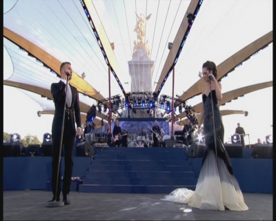 Cheryl_Cole___Gary_Barlow_-_Need_You_Now_-_Diamond_Jubilee_Concert_04_06_12_cherylcole_ru_mpg0107.jpg