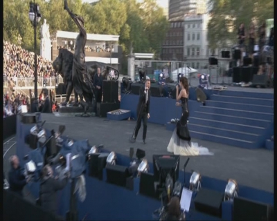 Cheryl_Cole___Gary_Barlow_-_Need_You_Now_-_Diamond_Jubilee_Concert_04_06_12_cherylcole_ru_mpg0157.jpg