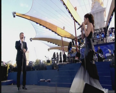 Cheryl_Cole___Gary_Barlow_-_Need_You_Now_-_Diamond_Jubilee_Concert_04_06_12_cherylcole_ru_mpg0169.jpg