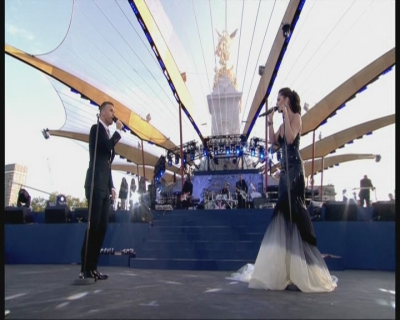 Cheryl_Cole___Gary_Barlow_-_Need_You_Now_-_Diamond_Jubilee_Concert_04_06_12_cherylcole_ru_mpg0173.jpg