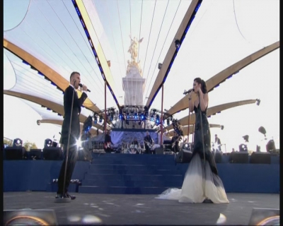 Cheryl_Cole___Gary_Barlow_-_Need_You_Now_-_Diamond_Jubilee_Concert_04_06_12_cherylcole_ru_mpg0175.jpg