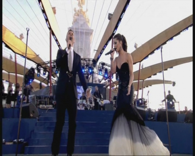 Cheryl_Cole___Gary_Barlow_-_Need_You_Now_-_Diamond_Jubilee_Concert_04_06_12_cherylcole_ru_mpg0200.jpg