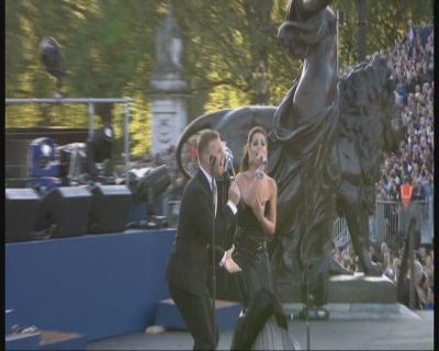 Cheryl_Cole___Gary_Barlow_-_Need_You_Now_-_Diamond_Jubilee_Concert_04_06_12_cherylcole_ru_mpg0205.jpg
