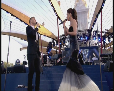 Cheryl_Cole___Gary_Barlow_-_Need_You_Now_-_Diamond_Jubilee_Concert_04_06_12_cherylcole_ru_mpg0237.jpg